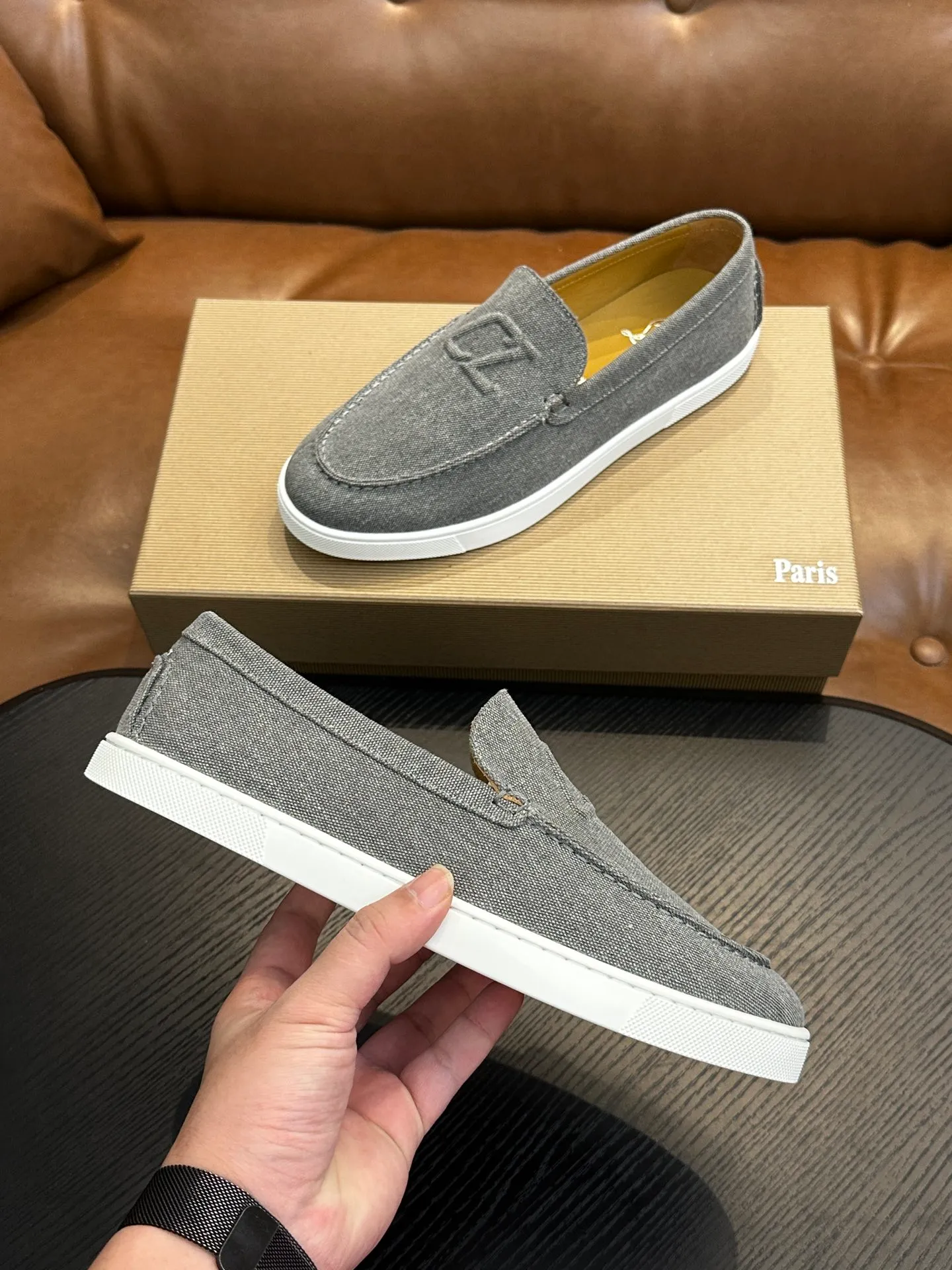 P760💰Christian Louboutin (red-soled shoes) Italian men’s casual sneakers are shipped! Each pair of shoes from this Italian handmade shoe brand has a simple and classic design, which is very comfortable and versatile! The upper fabric of this shoe is made of imported cowhide, with high-end and comfortable cowhide lining! The outsole is made of original rubber bottom sheets and is lined with cowhide! Brand-specific molded footbed, exclusive private mold control! Original box packaging, with shoe storage bag! 39 40 41 42 43 44 (38 45 46 customized)